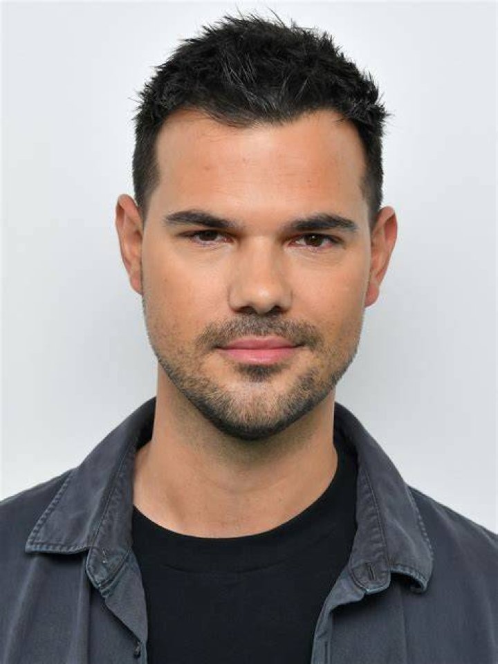 Taylor Lautner Profile Images &mdash; The Movie Database (TMDB)